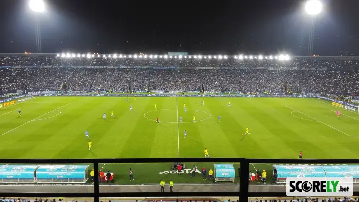 Estadio El Campín con Millonarios jugando un partido nocturno de fútbol (foto de archivo)