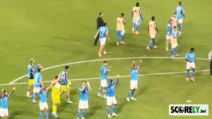 Jugadores del Napoli saludando a la afición tras un partido de fútbol (foto de archivo)
