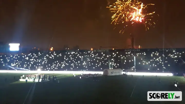 Estadio de Alianza Lima con fuegos artificiales y luces de los hinchas (foto de archivo)