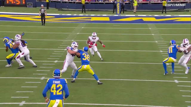 GREAT KICK RETURN BY RAY DAVIS PUTS BILLS IN GOOD POSITION